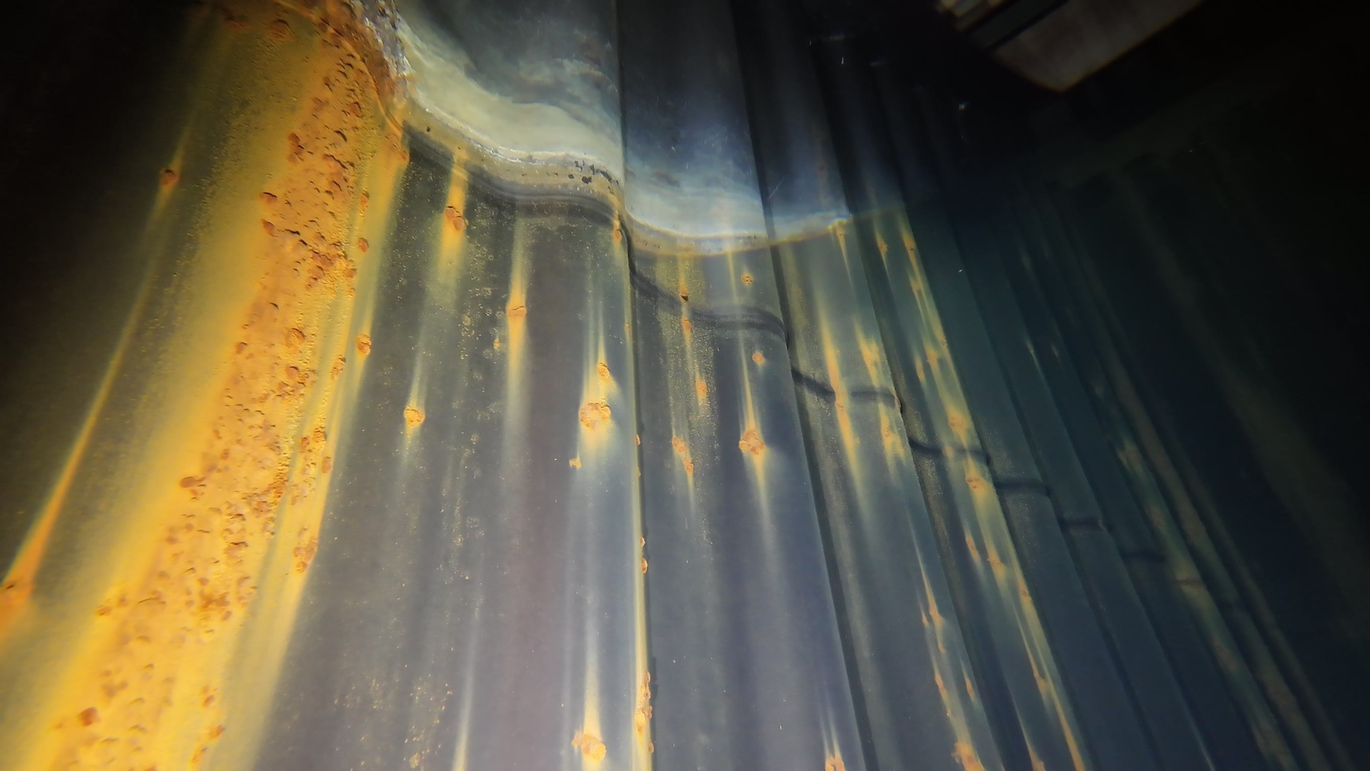 Pitting- und Lochfraßkorrosion an der Stahltankwand eines Sprinklertanks
