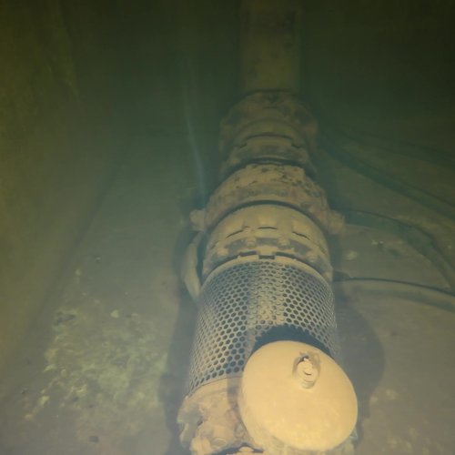 Sprinklertank-Inspektion: Betontank, 20 Jahre – Rohrschelle Flansch Sedimentablagerungen Bodensicht