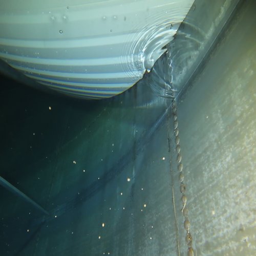Sprinklertank-Inspektion: Stahltank, 10 Jahre – Inspektion Rohrschelle Flansch Deckensicht Ablagerungen